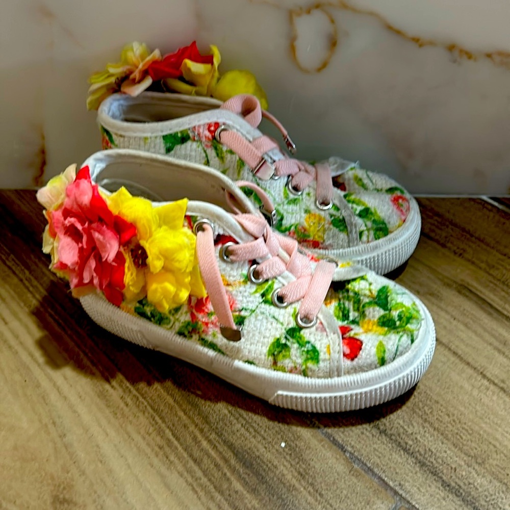 Monnalisa white with flowers shoes size eu 24 us7

Super cute !